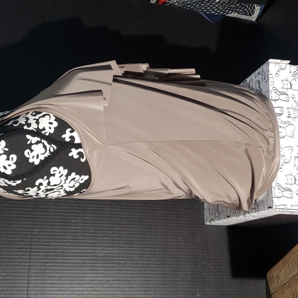 Kismet sleeveless top. Taupe. Size M. - Picture 3 of 6